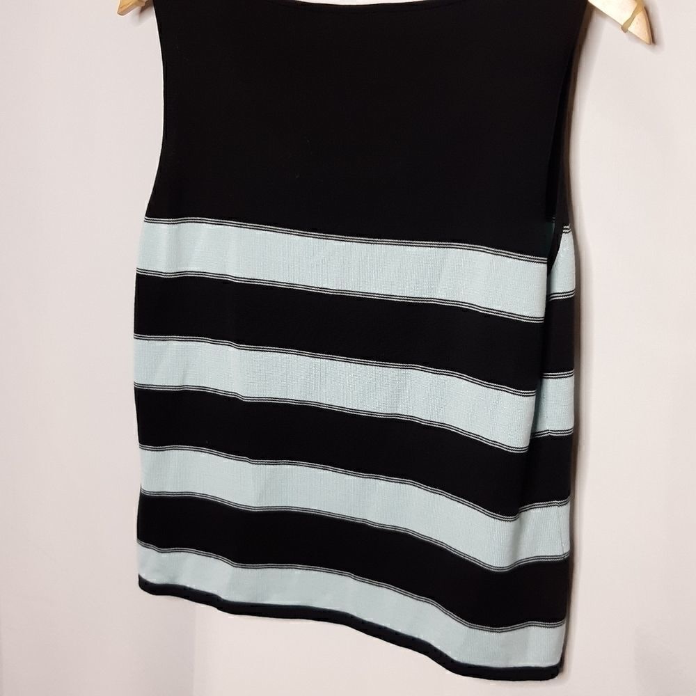 - Tahari sweater - Picture 6 of 7